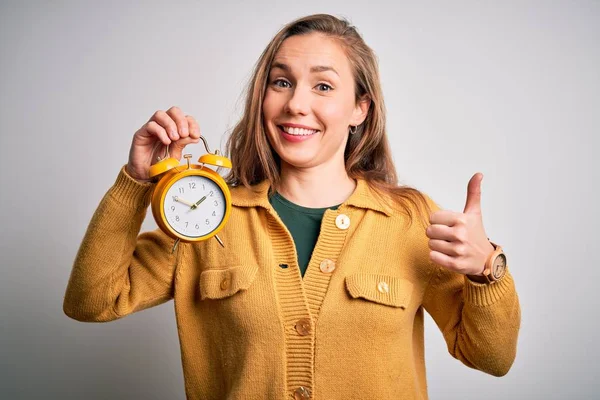 Young Beautiful Blonde Woman Holding Alarm Clock Standing Isolated White — 图库照片