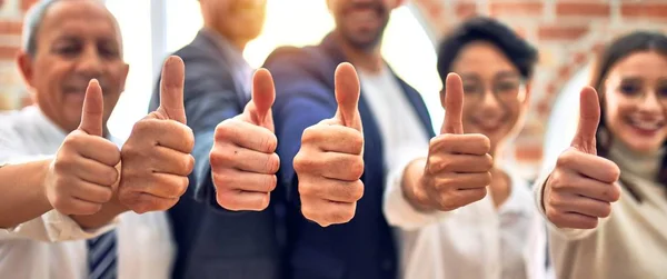 Grupo Empresários Sorrindo Feliz Com Polegares Para Cima Escritório — Fotografia de Stock