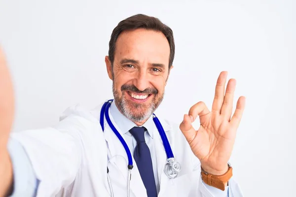Medico Uomo Mezza Età Che Indossa Stetoscopio Fare Selfie Sfondo — Foto Stock