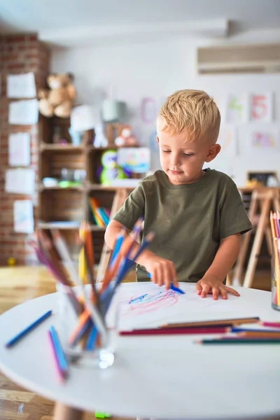 Een blanke jongen die op de kleuterschool met speelgoed speelt. Kleuterschool — Stockfoto