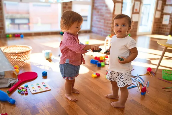 Adoráveis Crianças Brincando Torno Muitos Brinquedos Jardim Infância — Fotografia de Stock