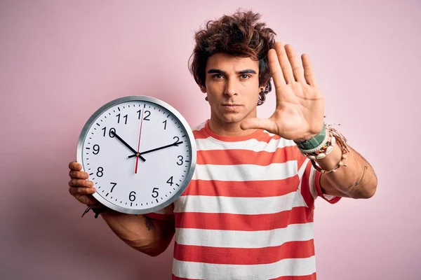 Jeune Bel Homme Tenant Une Grande Horloge Debout Sur Fond — Photo