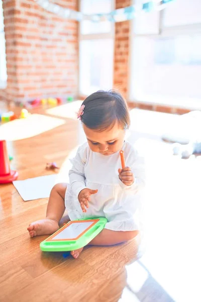 Mooi Kind Blij Kleuterschool Rond Kleurrijke Speelgoed Tekening Magnetisch Schoolbord — Stockfoto
