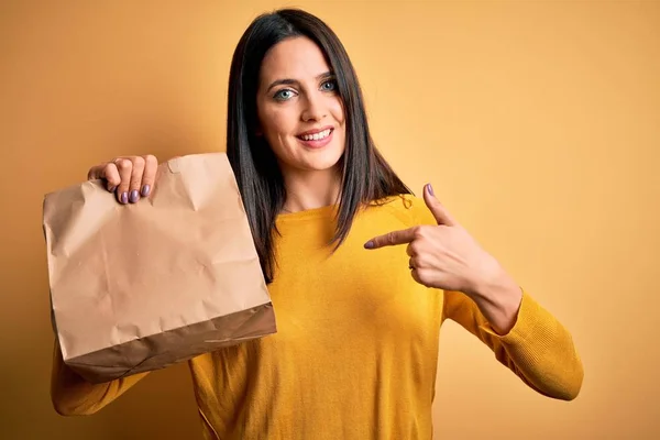 Young Brunette Woman Blue Eyes Holding Delivery Paper Bag Food — 스톡 사진