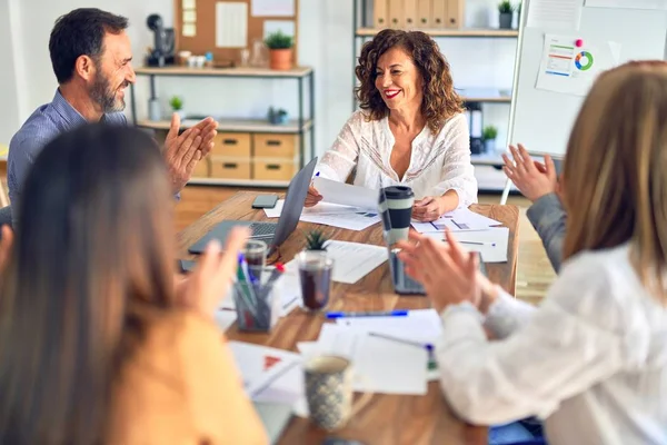 Grupo Trabajadores Negocios Sonriendo Felices Confiados Trabajando Juntos Con Sonrisa — Foto de Stock