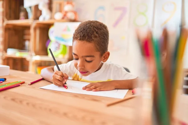 Güzel Afrikalı Amerikalı Çocuk Anaokulunda Kağıt Kalemle Resim Çiziyor — Stok fotoğraf