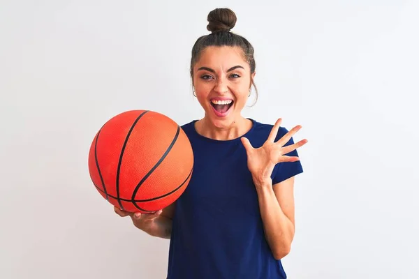 Jovem Bela Esportista Segurando Bola Basquete Sobre Fundo Branco Isolado — Fotografia de Stock