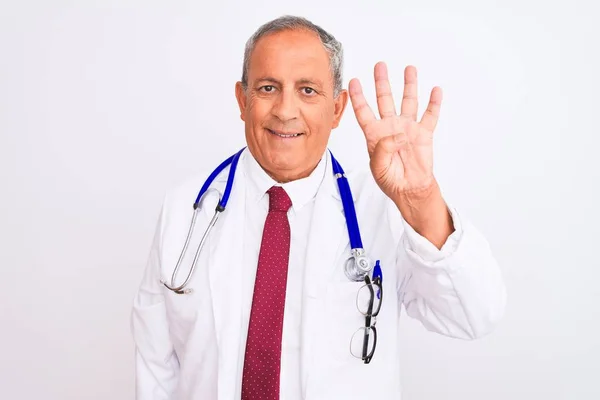 Älterer Grauhaariger Arzt Mit Stethoskop Der Vor Isoliertem Weißen Hintergrund — Stockfoto