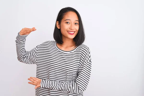 Mulher Chinesa Jovem Vestindo Shirt Listrada Sobre Fundo Branco Isolado — Fotografia de Stock