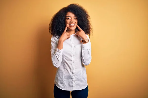 Joven Hermosa Africana Americana Elegante Mujer Con Afro Pelo Pie — Foto de Stock