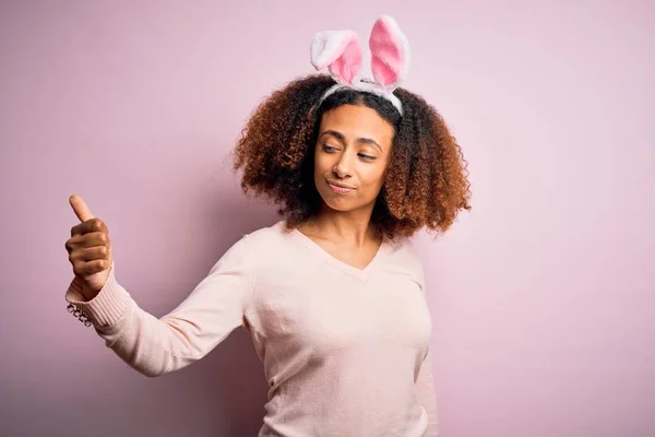 Mladá Africká Americká Žena Afro Vlasy Nosí Králičí Uši Přes — Stock fotografie