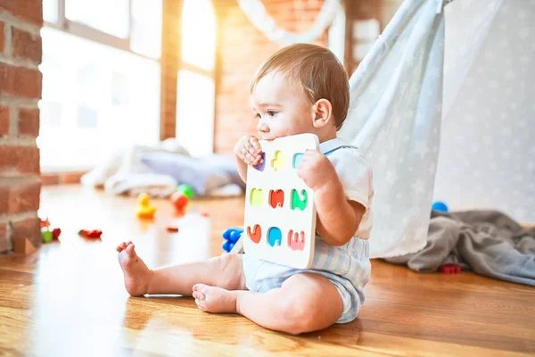 Adorable Niño Jugando Alrededor Montón Juguetes Jardín Infantes — Foto de Stock