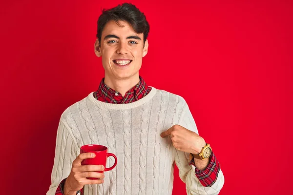 Menino Adolescente Vestindo Suéter Inverno Bebendo Uma Xícara Café Sobre — Fotografia de Stock