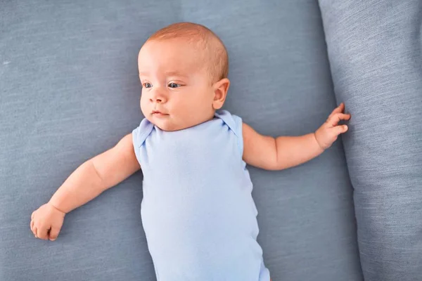Bebê Adorável Deitado Sofá Casa Recém Nascido Relaxante Descansando Confortável — Fotografia de Stock