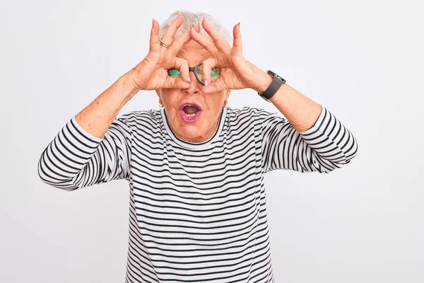Starší Šedovlasá Žena Pruhovaných Námořnických Brýlích Izolovaném Bílém Pozadí Dělá — Stock fotografie