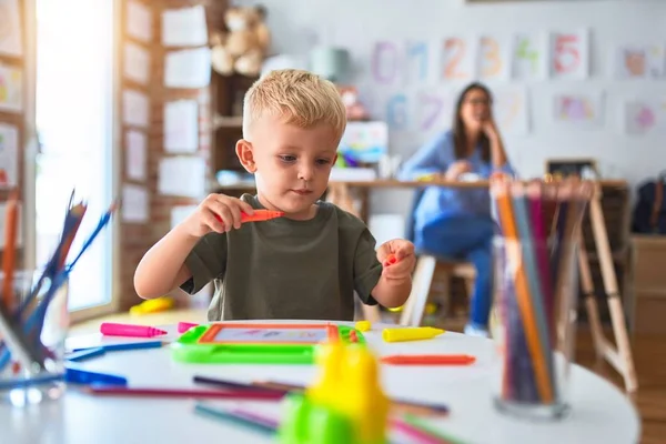 Jong Kaukasisch Kind Speelt Speelschool Met Leraar Moeder Zoon Speelkamer — Stockfoto