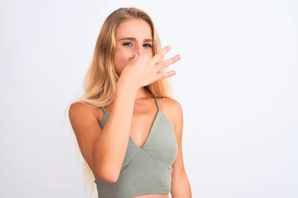 Mulher Bonita Nova Vestindo Casual Camiseta Verde Sobre Fundo Branco — Fotografia de Stock