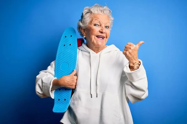 Senior Schöne Sportliche Frau Hält Schlittschuh Stehen Über Isolierten Blauen — Stockfoto