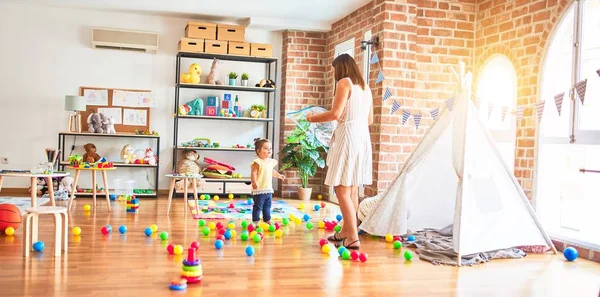 Jovem Bela Professora Criança Brincando Com Bolas Coloridas Jardim Infância — Fotografia de Stock