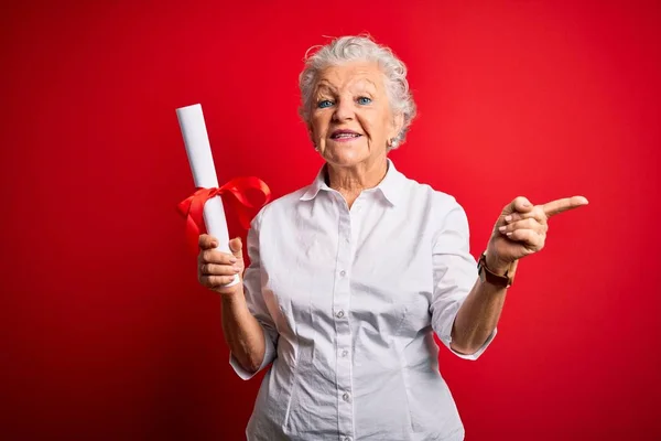 Senior Bela Estudante Mulher Segurando Diploma Sobre Fundo Vermelho Isolado — Fotografia de Stock