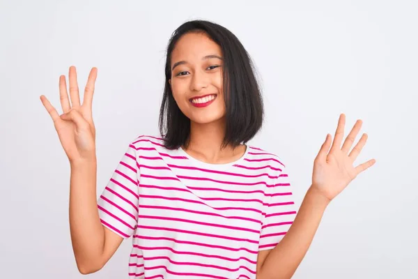 Joven Mujer China Con Camiseta Rayas Pie Sobre Fondo Blanco — Foto de Stock