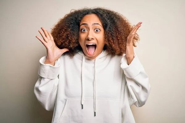 Young African American Sportswoman Afro Hair Wearing Sporty Sweatshirt Celebrating — Stok fotoğraf