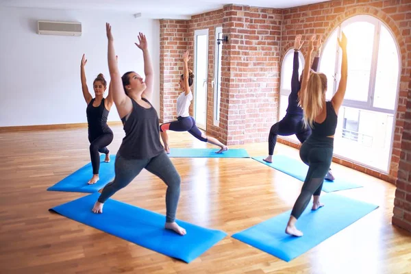 Joven Hermoso Grupo Deportistas Practicando Yoga Haciendo Círculo Suelo Entrenador — Foto de Stock