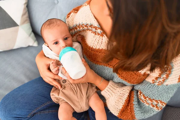소파에 여자와 말이야 젖병을 사용하여 아기와 산모가 긴장을 편안하게 우유를 — 스톡 사진