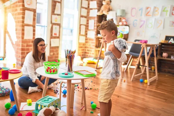 Beautiful Teacher Toddler Drawing Using Digital Board Lots Toys Kindergarten — Stock Photo, Image