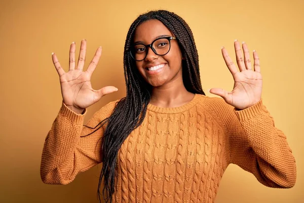 Jovem Afro Americana Inteligente Mulher Vestindo Óculos Camisola Casual Sobre — Fotografia de Stock