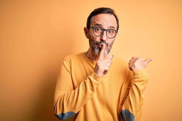 Middle Age Hoary Man Wearing Casual Sweater Glasses Isolated Yellow — Stock Photo, Image