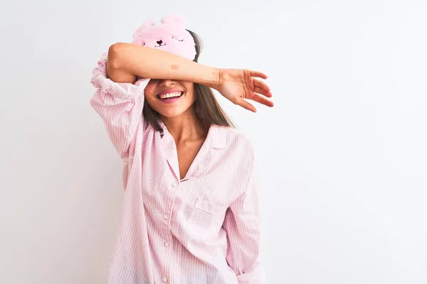 Ung Vacker Kvinna Bär Sömnmask Och Pyjamas Över Isolerade Vit — Stockfoto