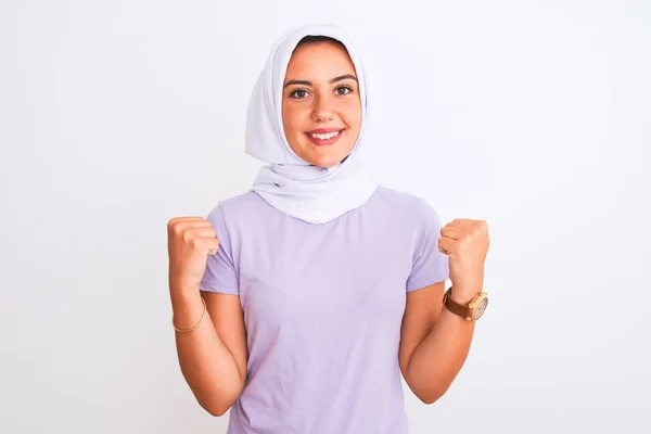 Junge Schöne Arabische Mädchen Hijab Stehen Vor Isoliertem Weißen Hintergrund — Stockfoto