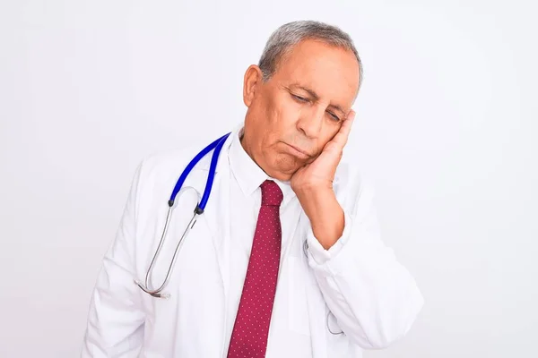 Senior Grey Haired Doctor Man Dragen Stethoscoop Staande Geïsoleerde Witte — Stockfoto