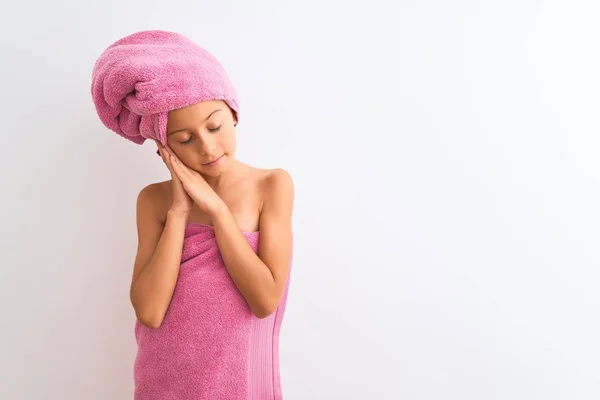 Hermosa Niña Usando Toalla Ducha Después Del Baño Pie Sobre — Foto de Stock