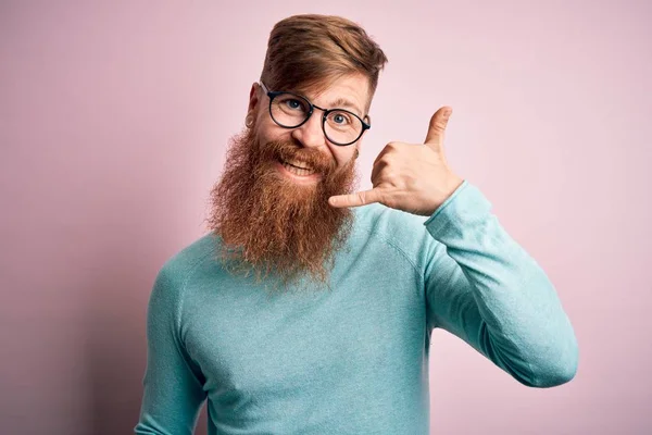 Bonito Irlandês Ruiva Homem Com Barba Vestindo Óculos Sobre Rosa — Fotografia de Stock