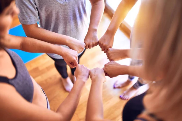 Junge Schöne Sportlerinnen Machen Geste Mit Den Händen — Stockfoto