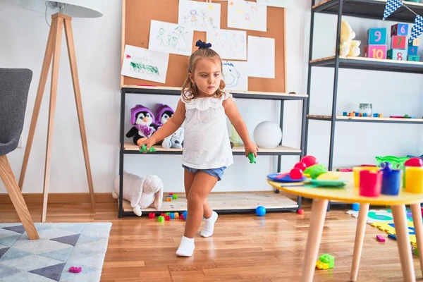 Joven Niña Rubia Hermosa Disfrutando Escuela Juego Con Juguetes Jardín —  Fotos de Stock