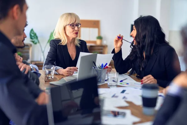 Grupp Affärsanställda Ler Glada Och Självsäkra Arbeta Tillsammans Med Leende — Stockfoto