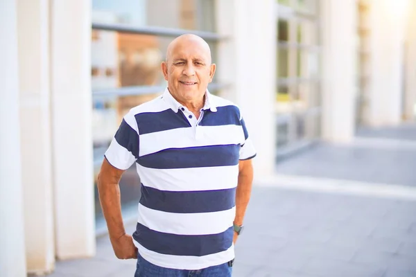 Stilig Man Ler Glad Och Självsäker Stående Med Ett Leende — Stockfoto