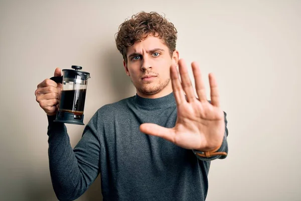 Fiatal Szőke Férfi Göndör Haj Hogy Kávé Segítségével Koffeinmentesítő Fehér — Stock Fotó