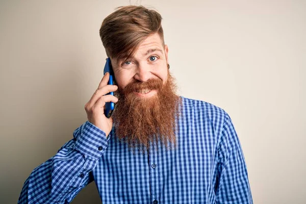 Kızıl Saçlı Sakallı Rlandalı Bir Adam Zeki Bir Telefonla Konuşuyor — Stok fotoğraf