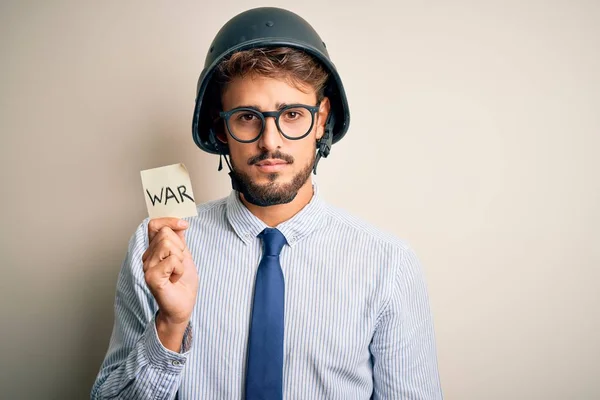 Νεαρός Επιχειρηματίας Γενειάδα Φορώντας Κράνος Κρατώντας Χαρτί Μήνυμα Πολέμου Μια — Φωτογραφία Αρχείου