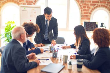 Bir grup işçi bir toplantıda birlikte çalışıyor. Ofiste onlardan birinin konuşmasını dinlemek..