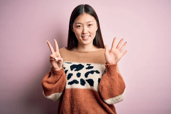 Jong Mooi Aziatisch Vrouw Dragen Dier Print Mode Trui Roze — Stockfoto