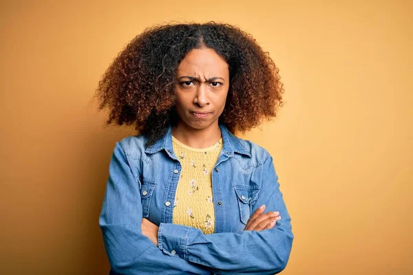 Jonge Afro Amerikaanse Vrouw Met Afrohaar Draagt Casual Denim Shirt — Stockfoto