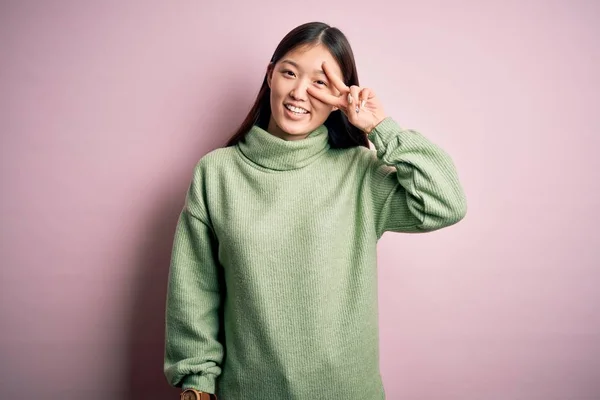 Young Beautiful Asian Woman Wearing Green Winter Sweater Pink Solated — Stockfoto