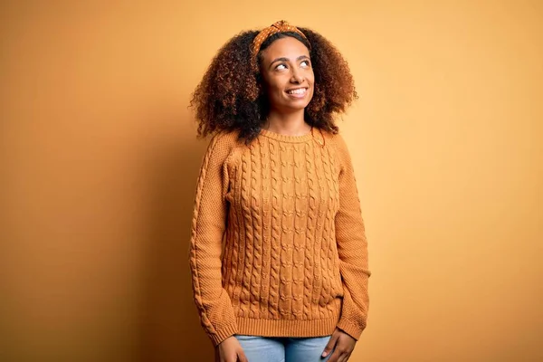 Jovem Afro Americana Com Cabelo Afro Vestindo Camisola Casual Sobre — Fotografia de Stock