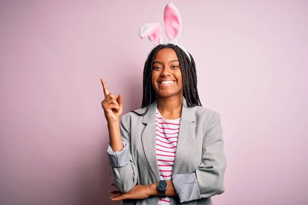 Mladá Africká Americká Dívka Nosí Roztomilé Velikonoční Zajíček Uši Přes — Stock fotografie