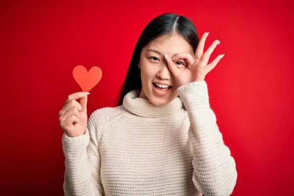 Junge Asiatische Frau Hält Romantische Rote Herzpapierform Über Rotem Isoliertem — Stockfoto